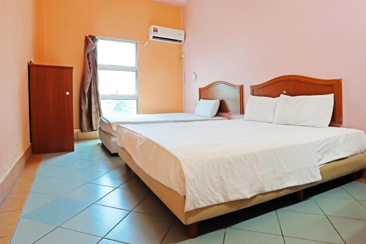Oyo 90598 Living House C0 Kuching Exterior photo