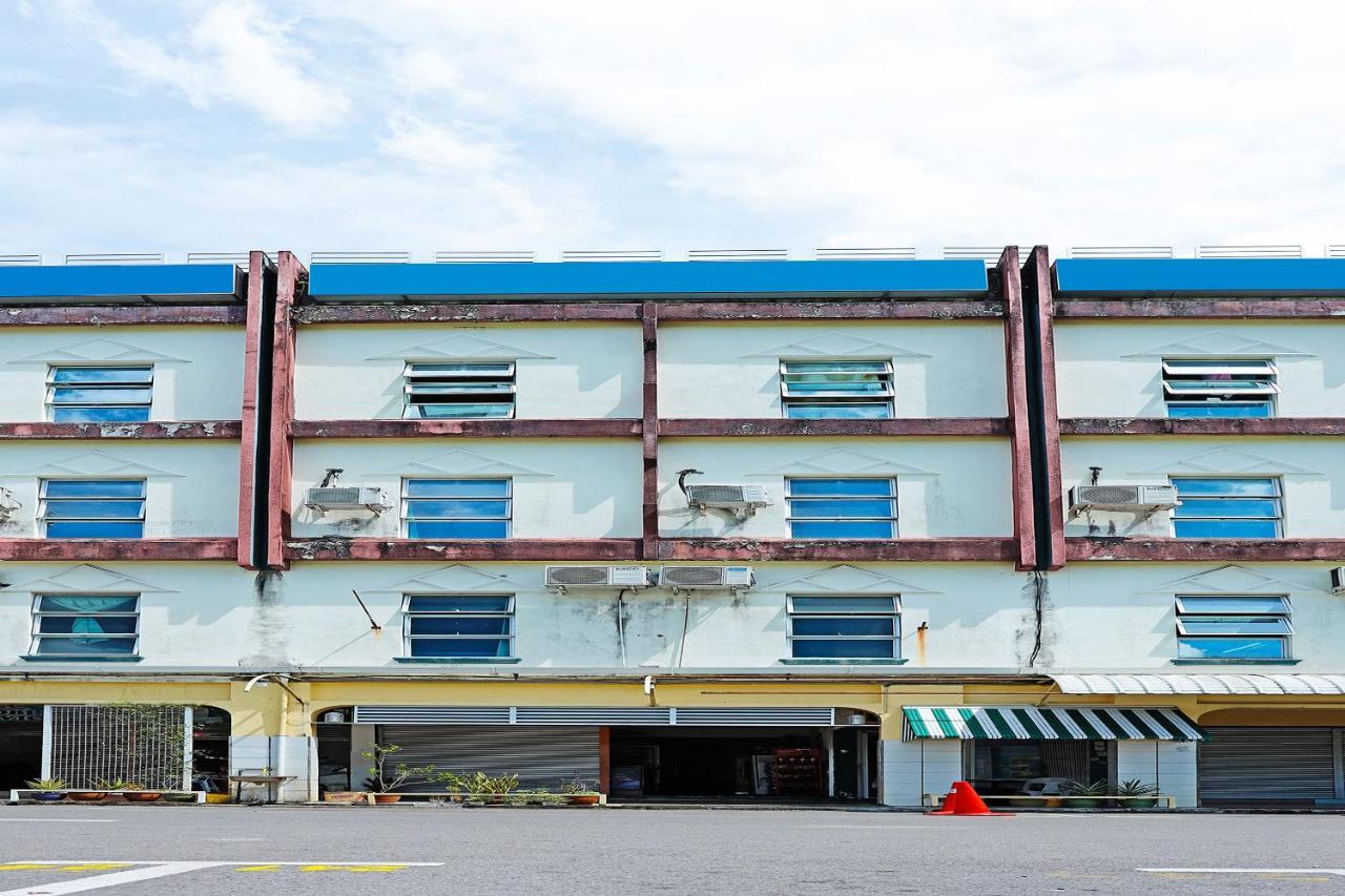 Oyo 90598 Living House C0 Kuching Exterior photo